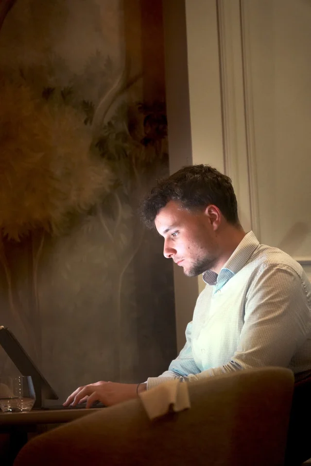 Christoph Stöger bei der Arbeit am Laptop